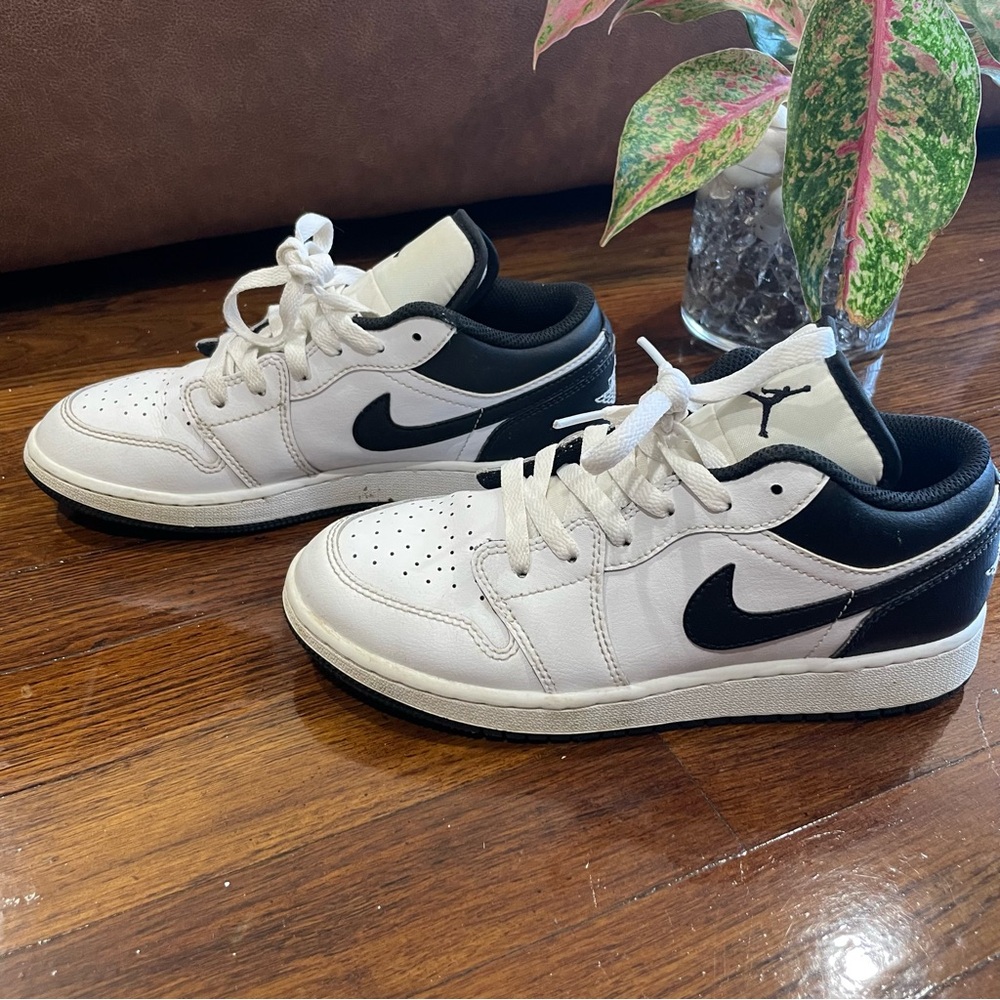 Kids White and Black Sneakers Jordan AJ 1 Low